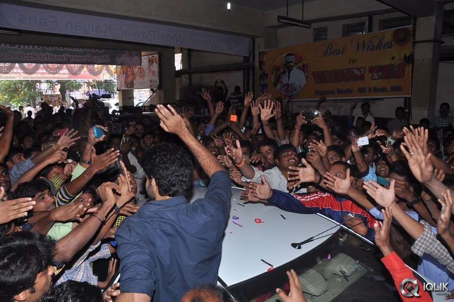 Mukunda-Movie-Hungama-at-Sandhya-Theatre